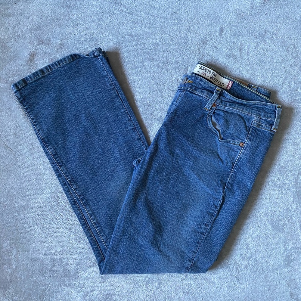 Levi’s 518 light blue jeans.